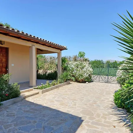 Magdalena Villa *